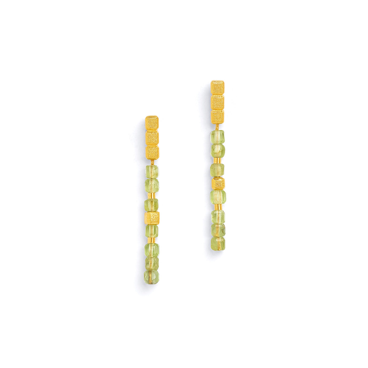Ohrhänger Cuseni von BERND WOLF aus 24-Karat-goldplattiertem Sterlingsilber mit Peridot, Designlinie Cubes.