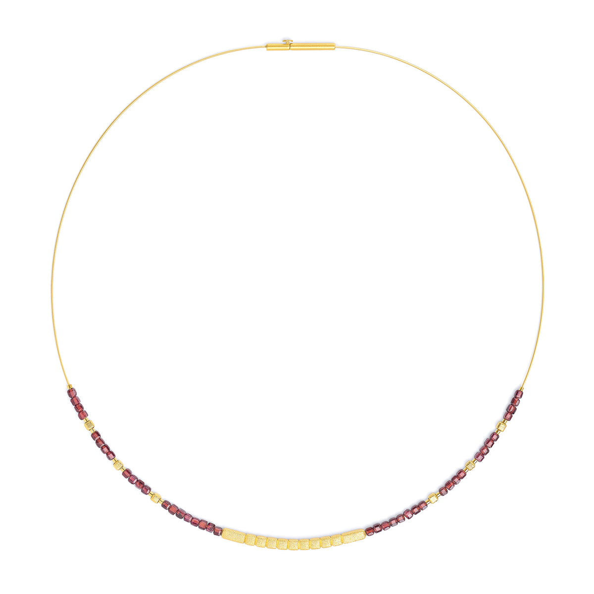 Collier Cunbo von BERND WOLF aus 24-Karat-goldplattiertem Sterlingsilber mit Granat, Designlinie Cubes.