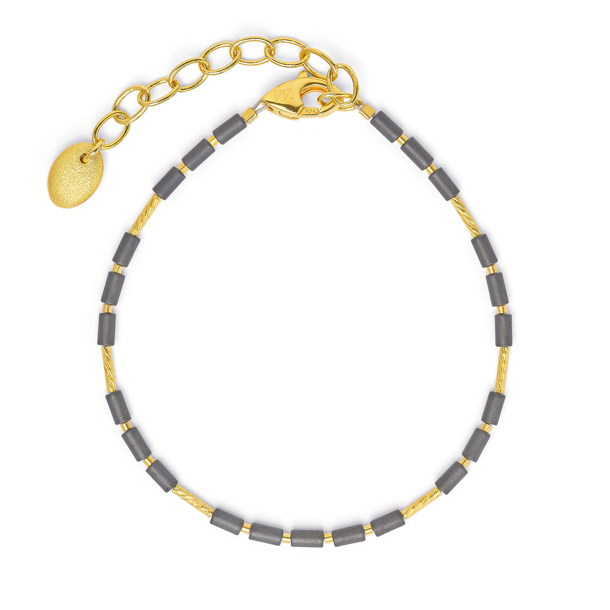 Armkette Tansa von BERND WOLF aus 24-Karat-goldplattiertem Sterlingsilber mit Hämatin matt, Designlinie Cleopatra.
