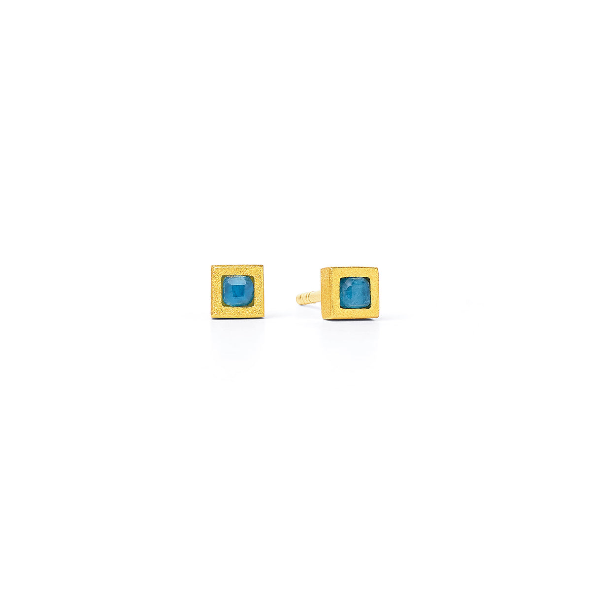 Ohrstecker Cusi von BERND WOLF aus 24-Karat-goldplattiertem Sterlingsilber mit Apatit, Designlinie Cubes.