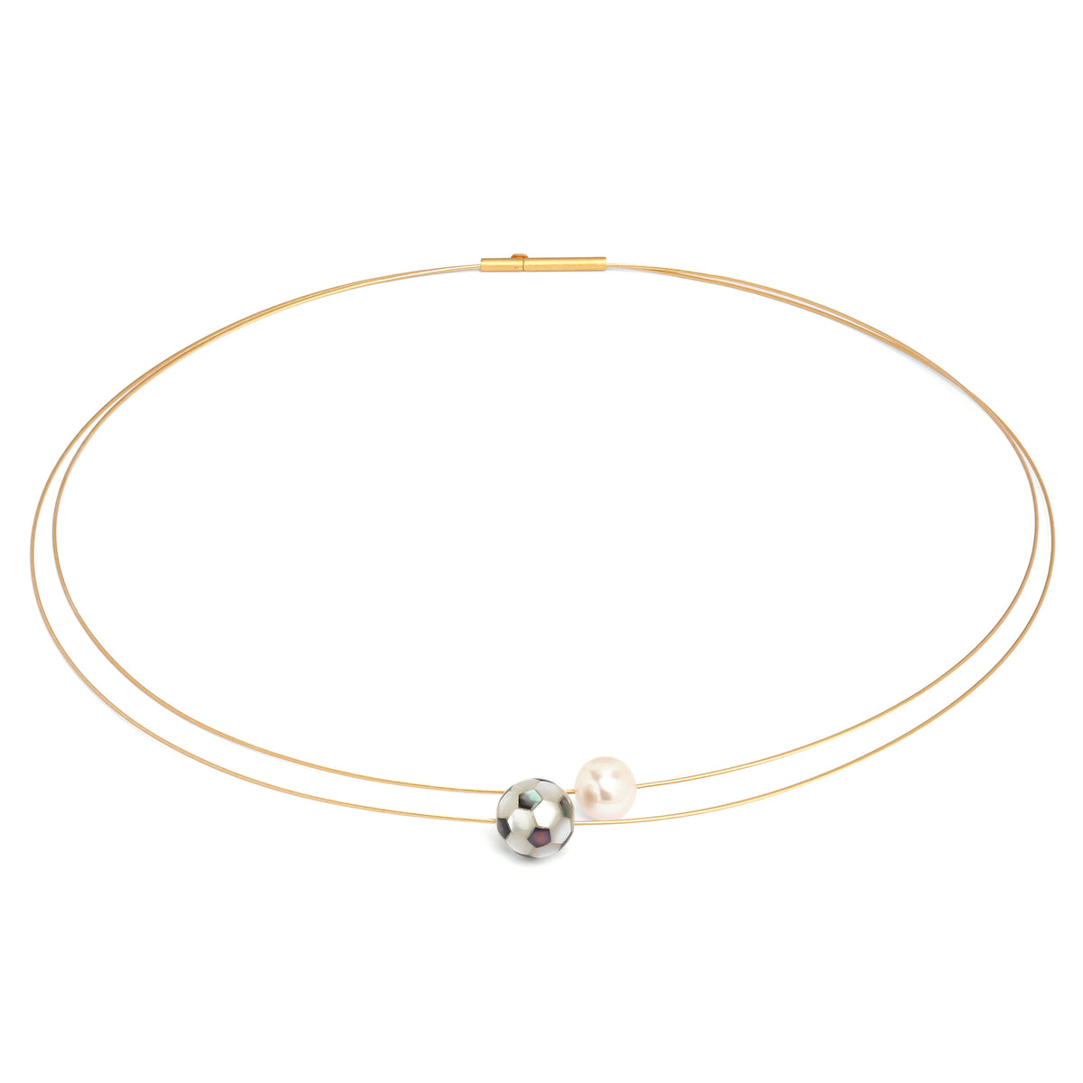 Collier Teamplay von BERND WOLF aus 24-Karat-goldplattiertem Sterlingsilber mit Süßwasserperle, Designlinie Orbit.
