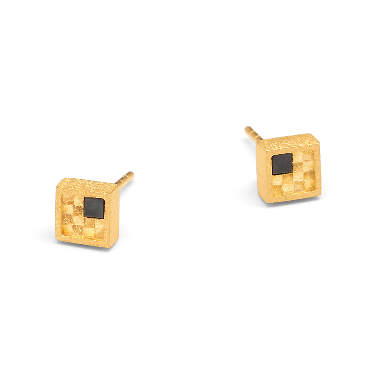 Ohrstecker Cubimos von BERND WOLF aus 24-Karat-goldplattiertem Sterlingsilber mit Hämatin matt, Designlinie Cubes.