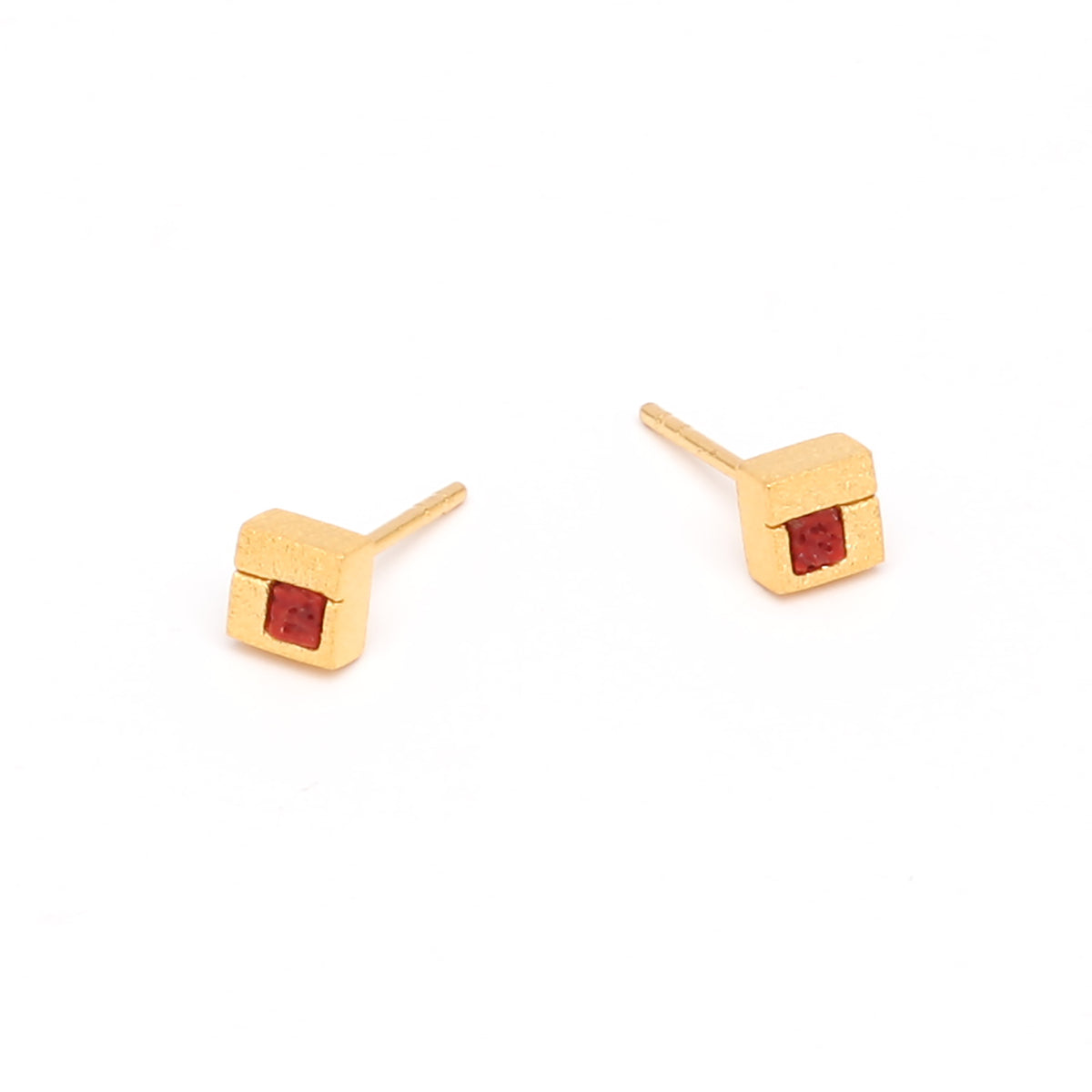 Ohrstecker Cubini von BERND WOLF aus 24-Karat-goldplattiertem Sterlingsilber mit Wurzelkoralle, Designlinie Cubes.