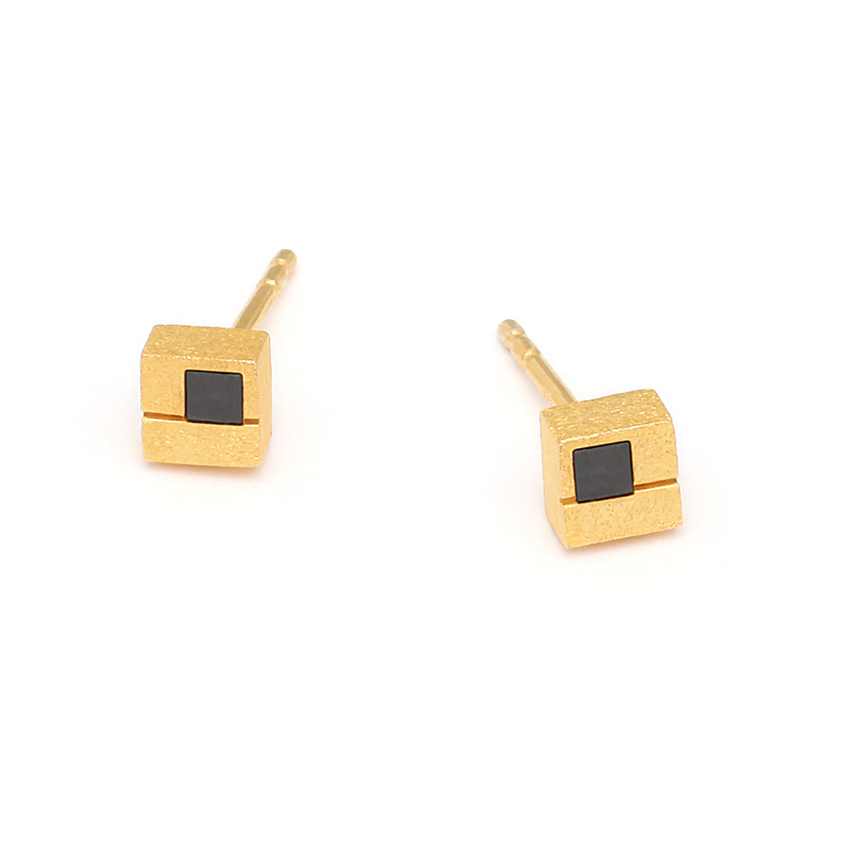 Ohrstecker Cubini von BERND WOLF aus 24-Karat-goldplattiertem Sterlingsilber mit Hämatin matt, Designlinie Cubes.