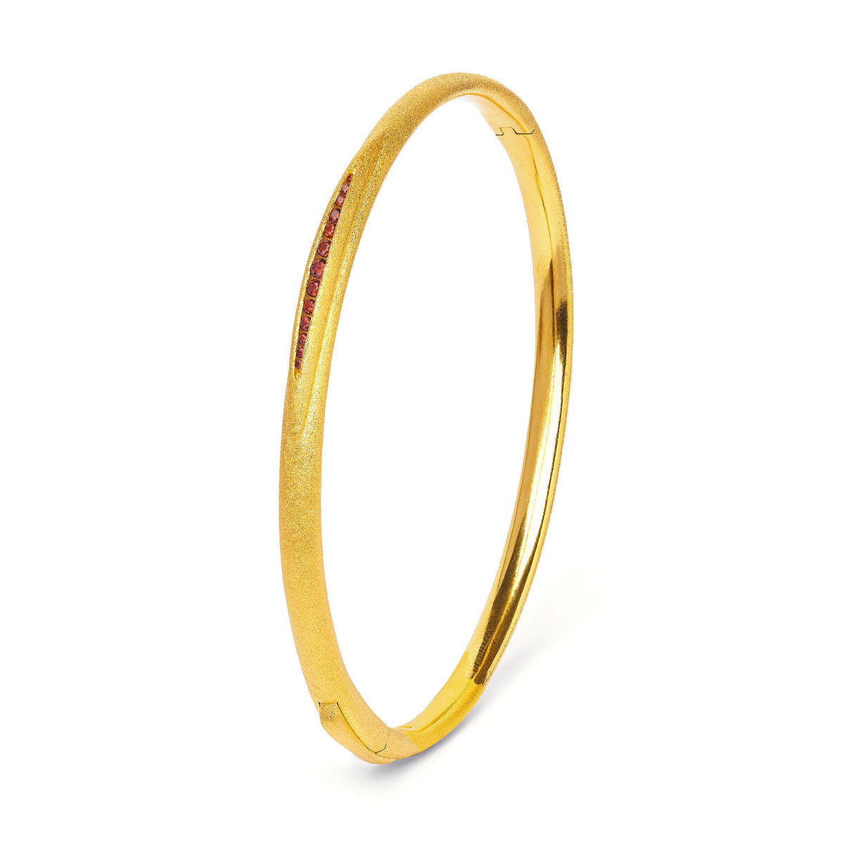Armreif Veniza von BERND WOLF aus 24-Karat-goldplattiertem Sterlingsilber mit Granat, Designlinie Navette.