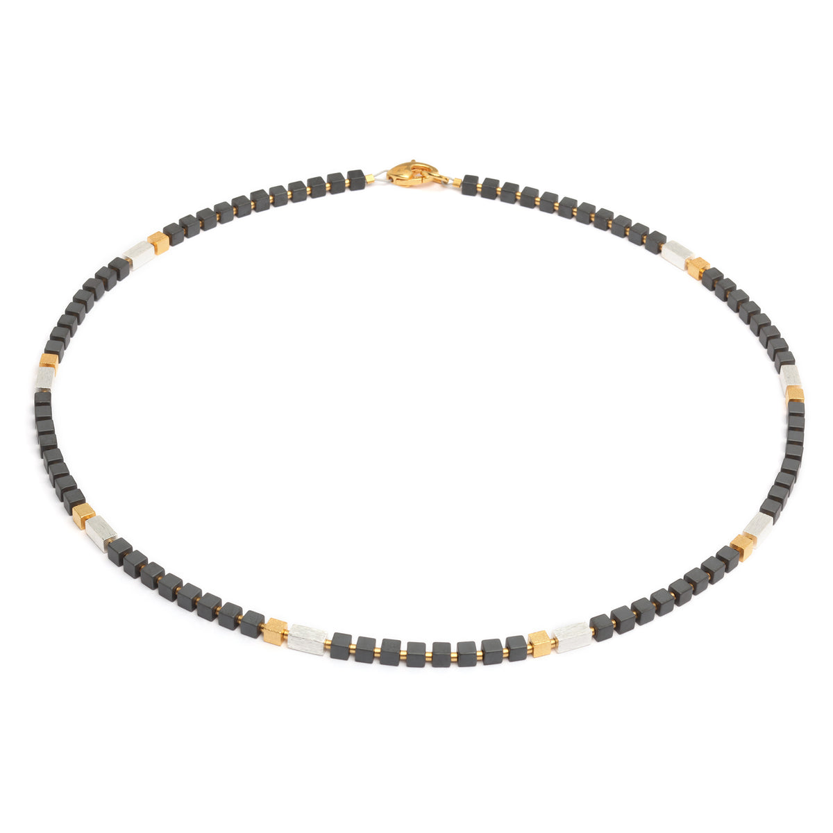 Halskette Cobiwi von BERND WOLF aus 24-Karat-goldplattiertem Sterlingsilber mit Hämatin matt, Designlinie Cubes.