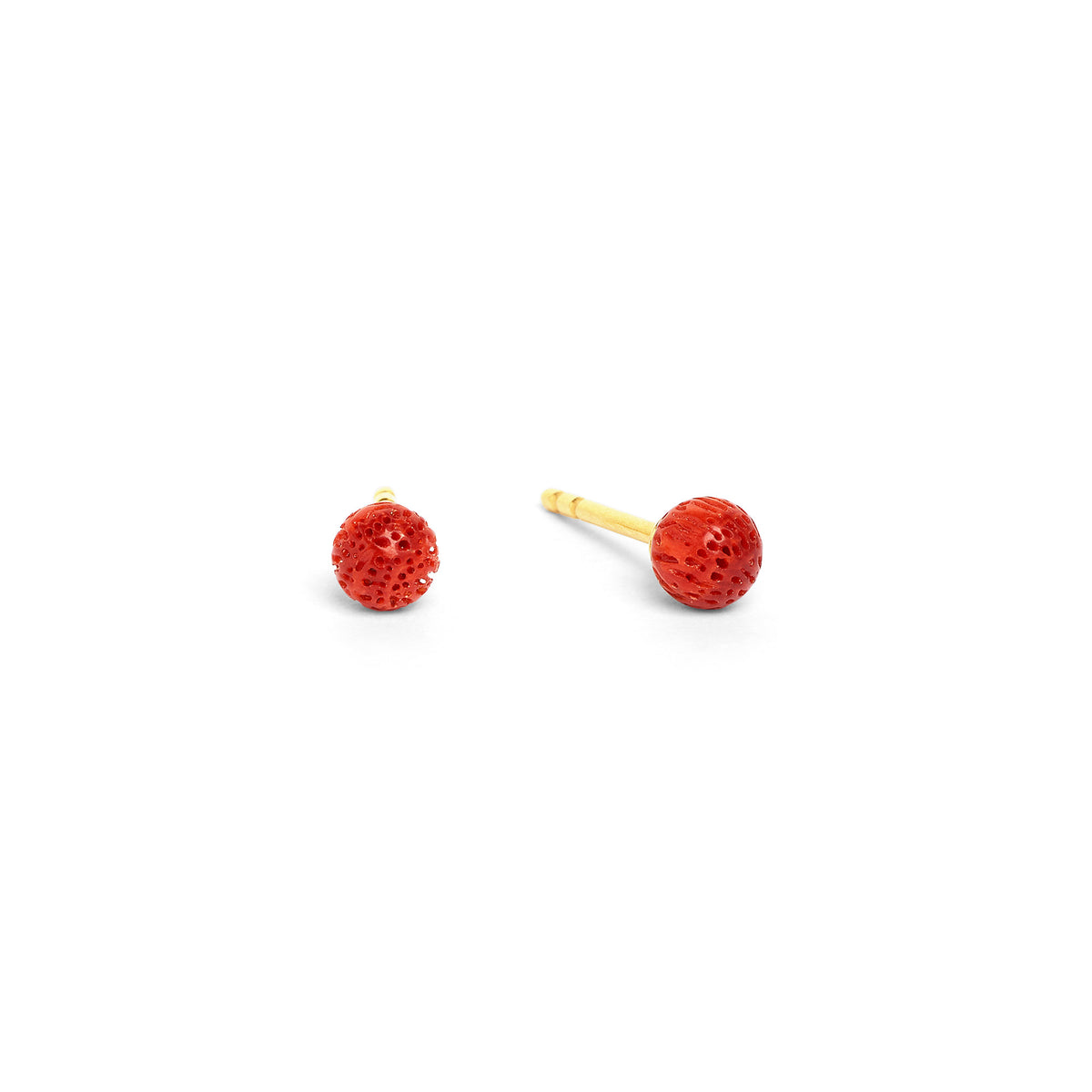 Ohrstecker Kugel von BERND WOLF aus 24-Karat-goldplattiertem Sterlingsilber mit Wurzelkoralle, Designlinie Basics.