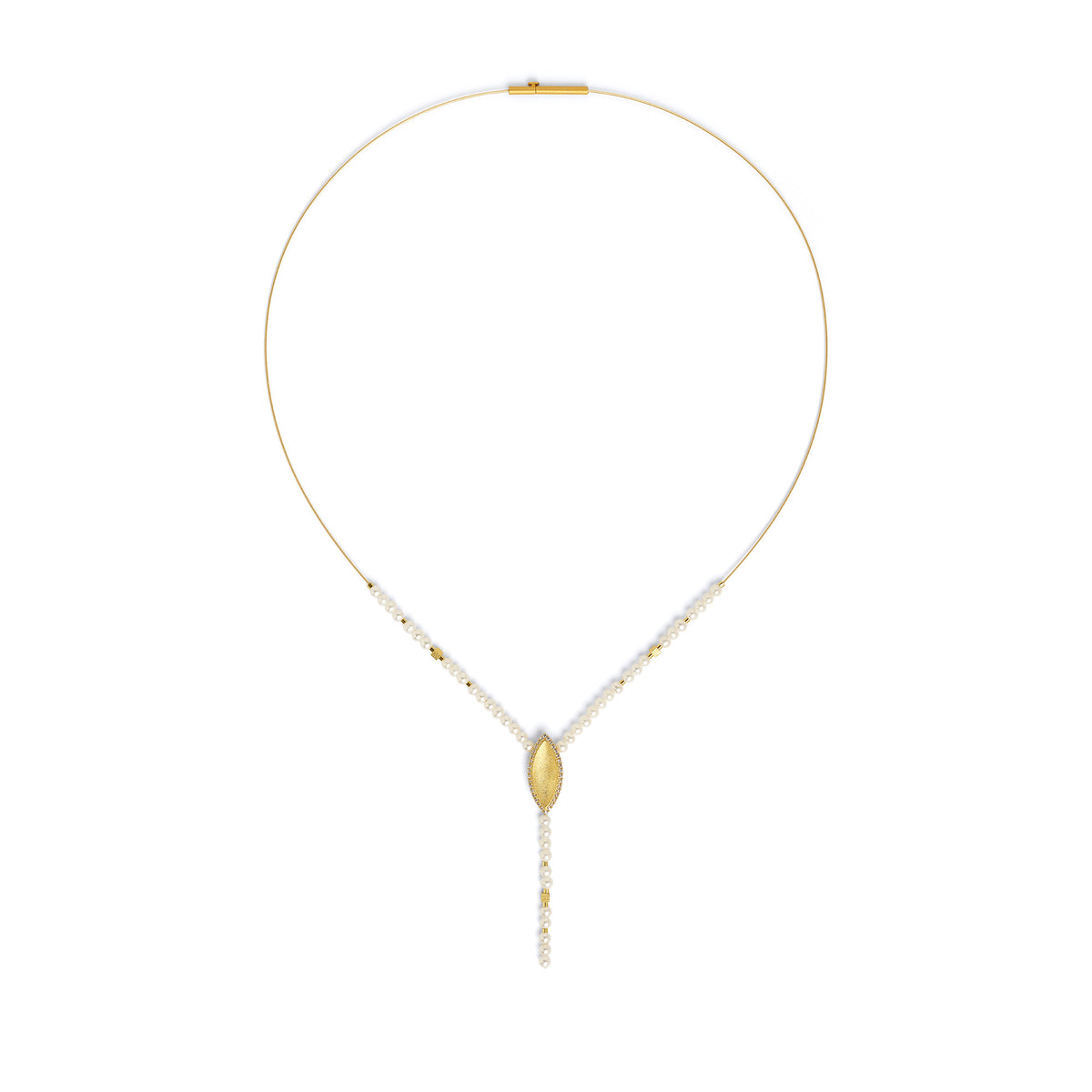 Collier Yvania von BERND WOLF aus 24-Karat-goldplattiertem Sterlingsilber mit Süßwasserperle.