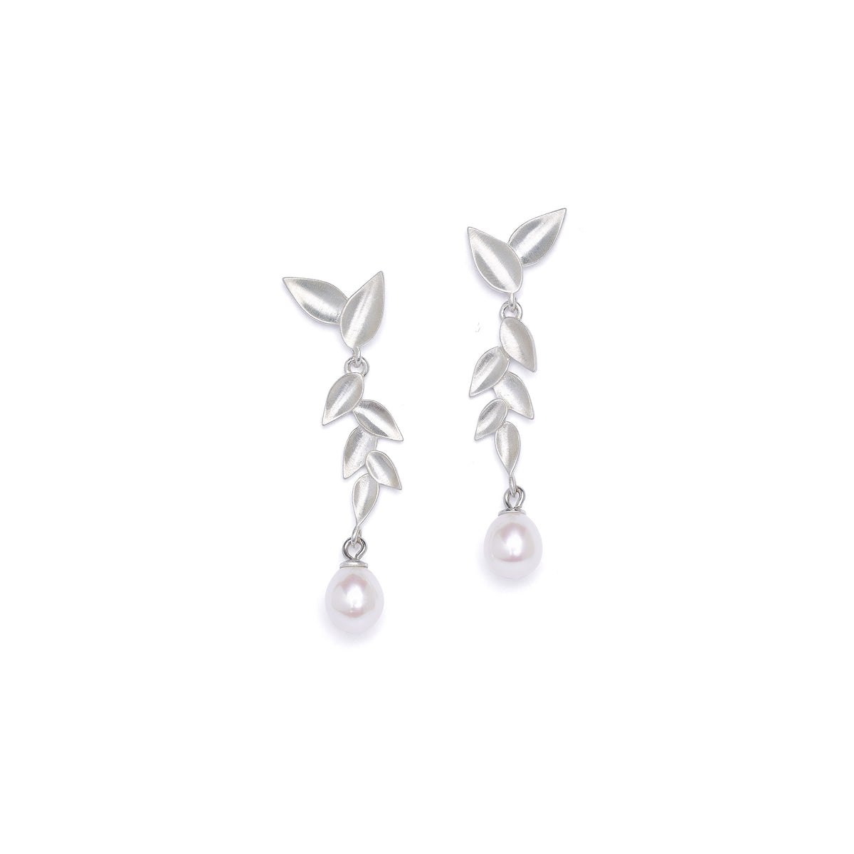 Ohrhänger Yolenni von BERND WOLF aus 925er Sterlingsilber mit Süßwasserperle, Designlinie Leaves.