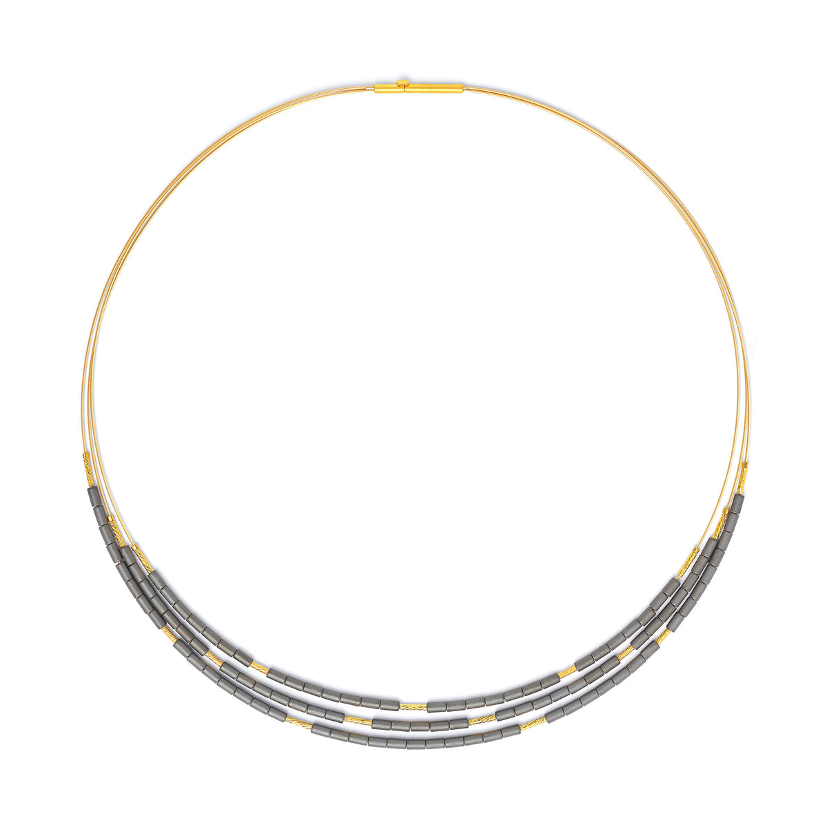 Collier Clemes von BERND WOLF aus 24-Karat-goldplattiertem Sterlingsilber mit Hämatin matt, Designlinie Cleopatra.