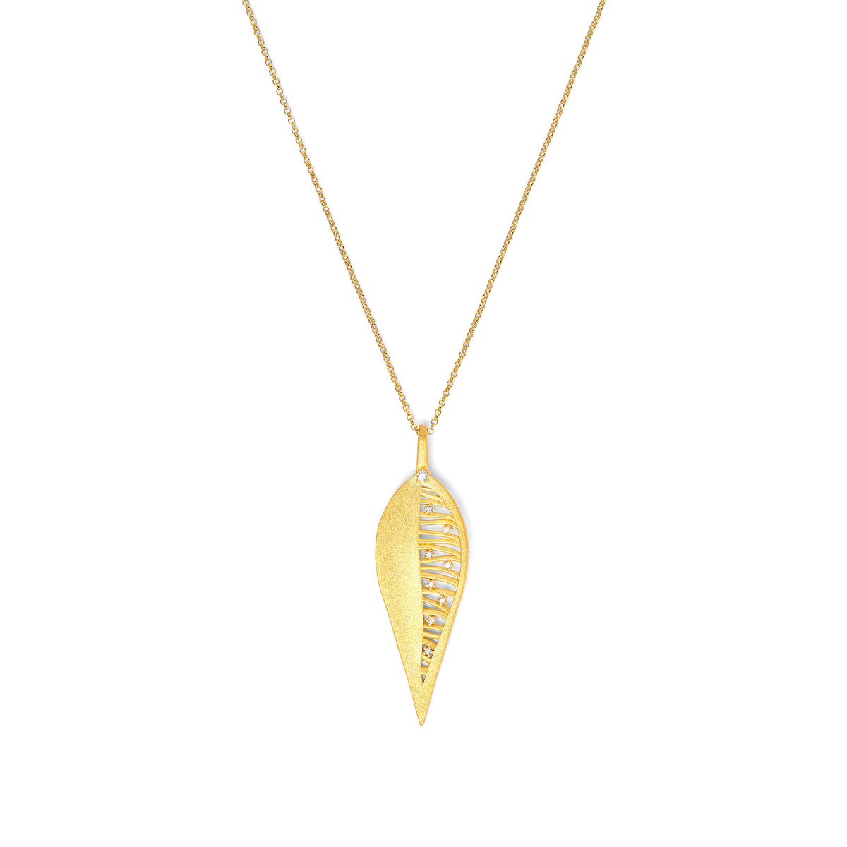 Kette mit Anhänger Fedora von BERND WOLF aus 24-Karat-goldplattiertem Sterlingsilber mit Zirkonia, Designlinie Feather.