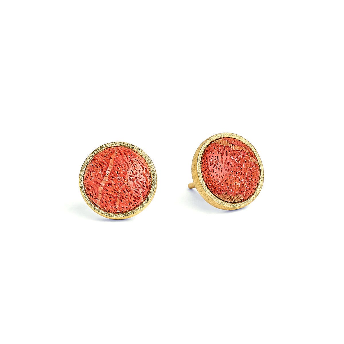 Ohrstecker Runas von BERND WOLF aus 24-Karat-goldplattiertem Sterlingsilber mit Wurzelkoralle, Designlinie Basics.