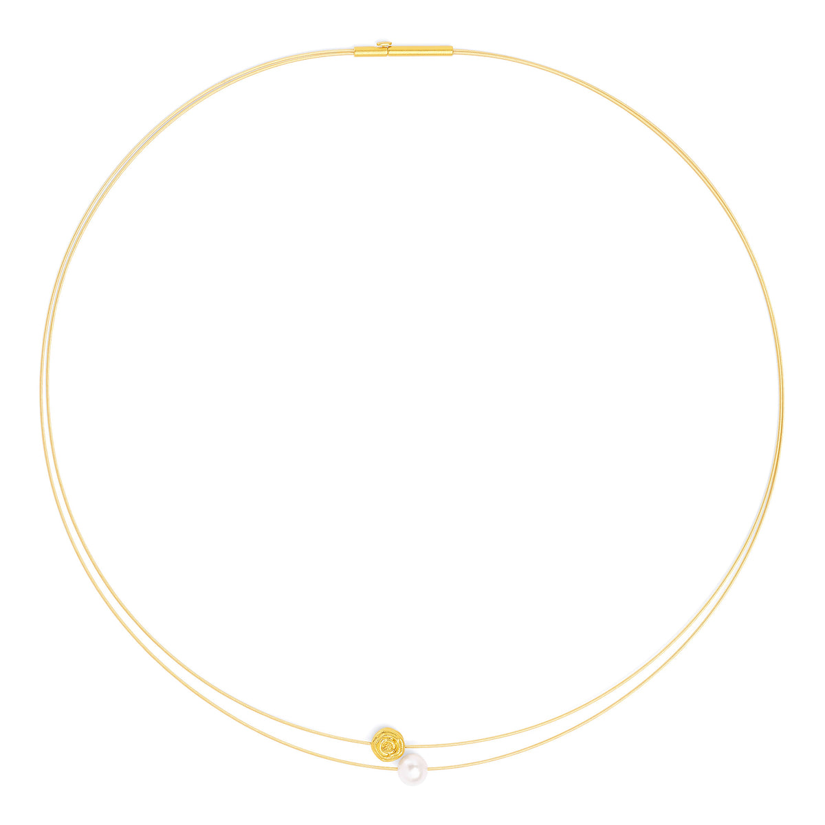 Collier Side von BERND WOLF aus 24-Karat-goldplattiertem Sterlingsilber mit Süßwasserperle, Designlinie Rose.
