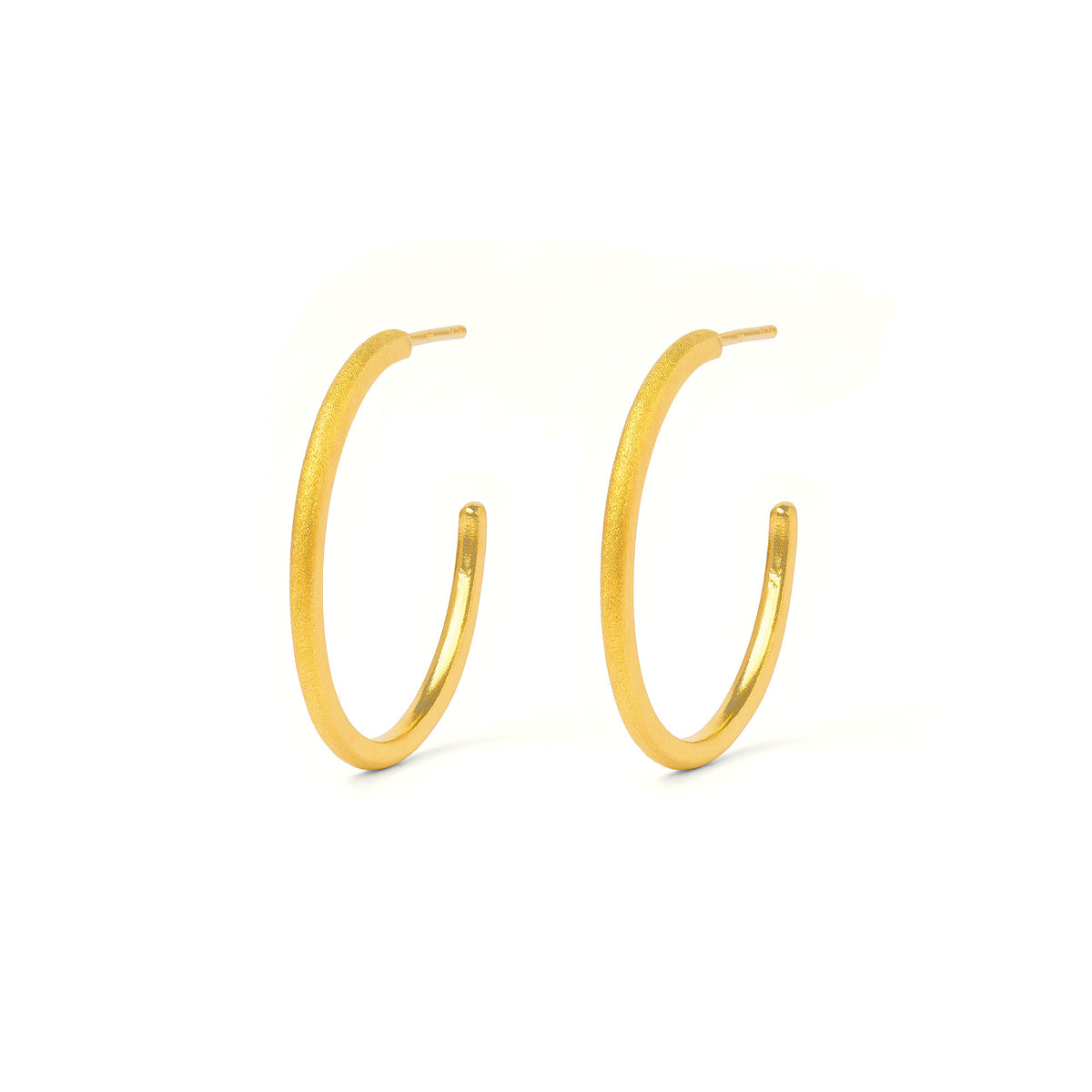 Creolen Creolino von BERND WOLF aus 24-Karat-goldplattiertem Sterlingsilber, Designlinie Basics.
