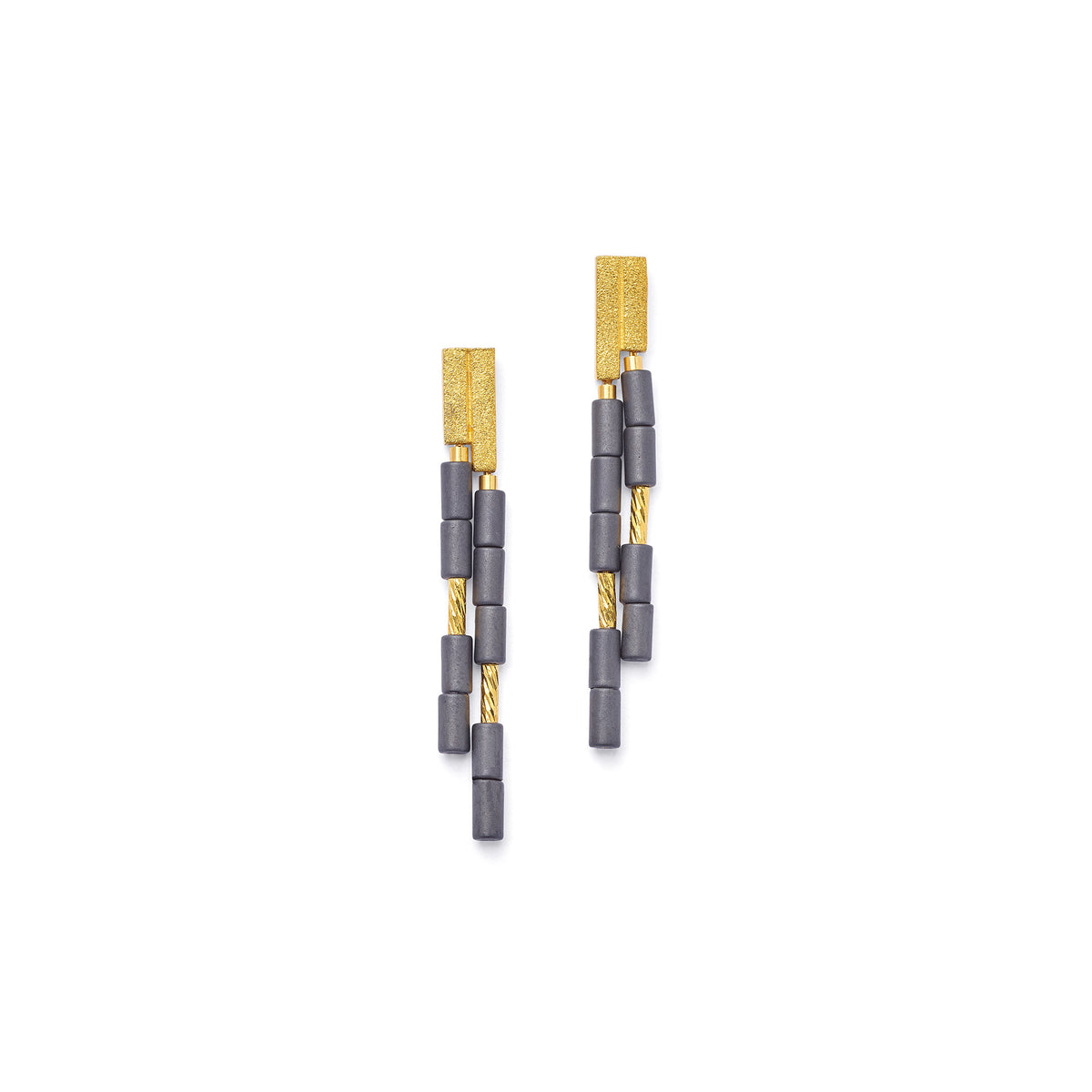 Ohrhänger Yenassi von BERND WOLF aus 24-Karat-goldplattiertem Sterlingsilber mit Hämatin matt, Designlinie Cleopatra.