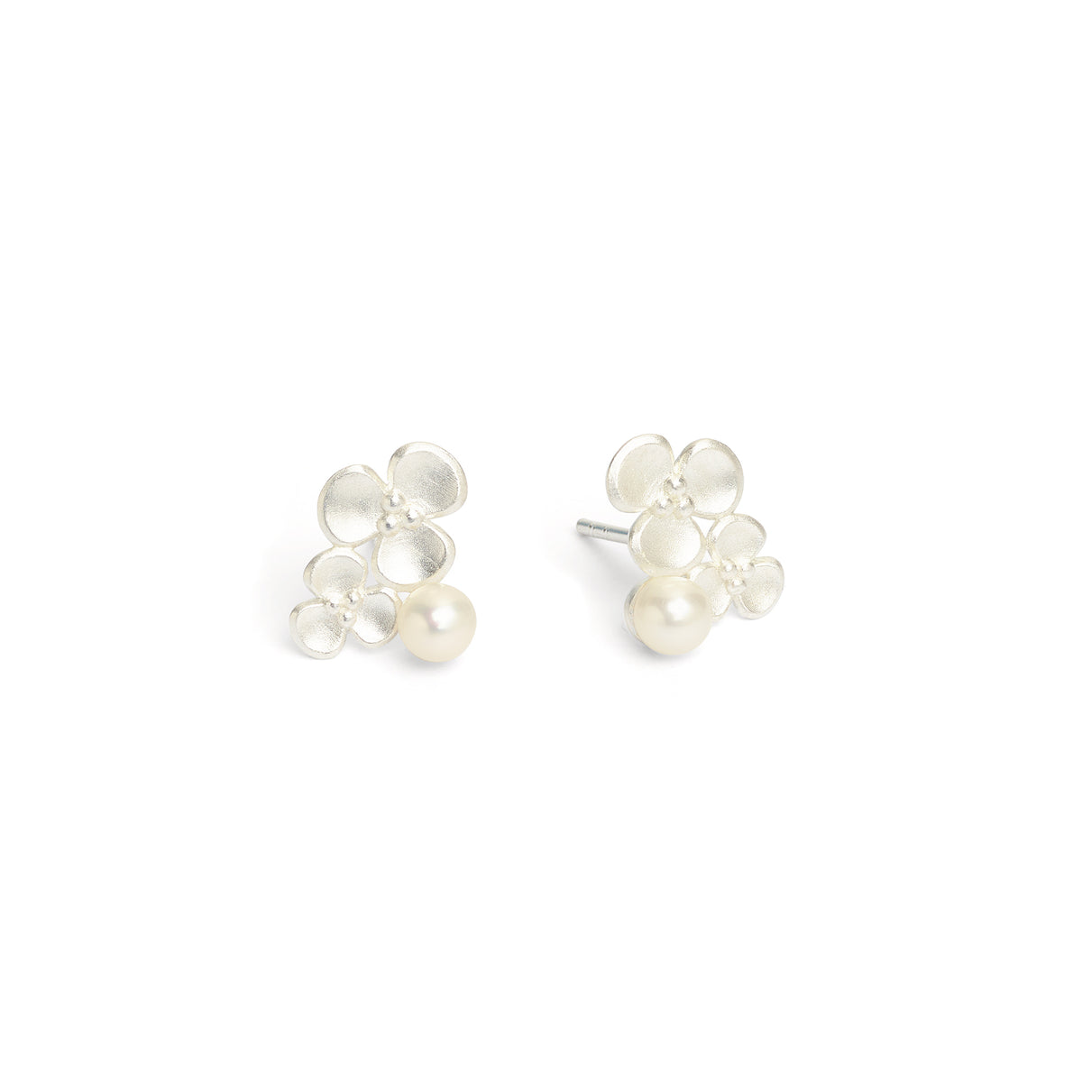Ohrstecker Lenette von BERND WOLF aus 925er Sterlingsilber mit Süßwasserperle, Designlinie Flowertimes.