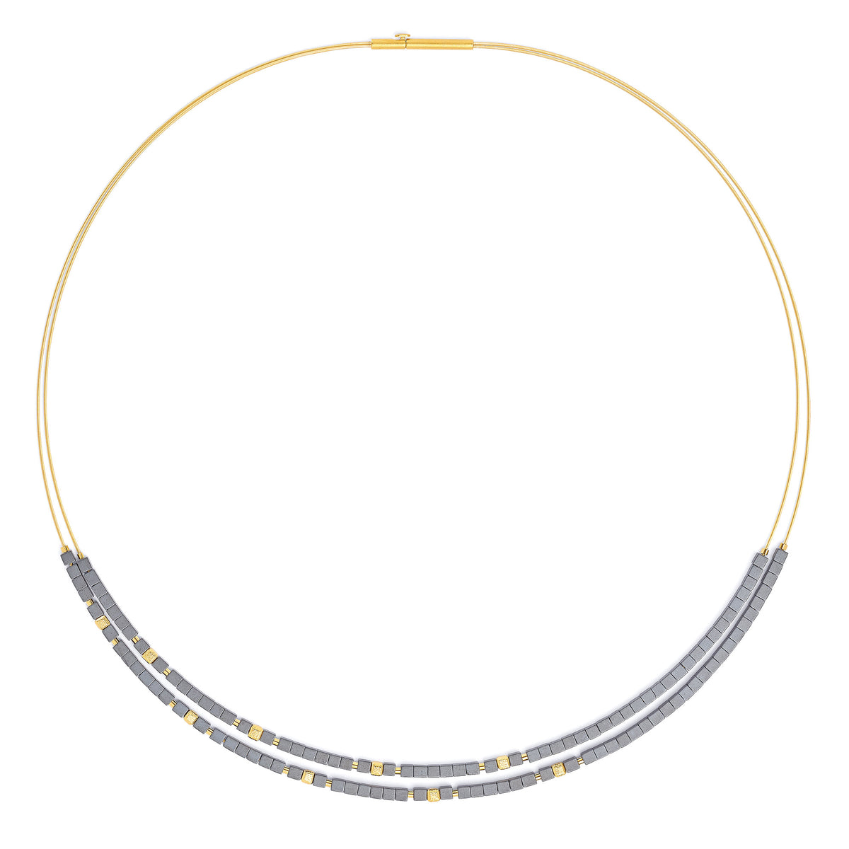 Collier Cuseniana von BERND WOLF aus 24-Karat-goldplattiertem Sterlingsilber mit Hämatin matt, Designlinie Cubes.