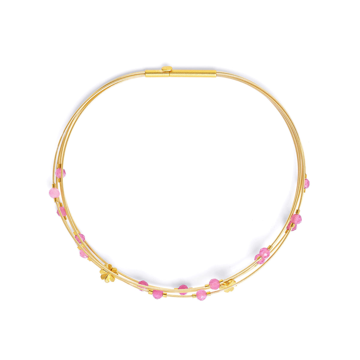 Armreif Kleefacena von BERND WOLF aus 24-Karat-goldplattiertem Sterlingsilber mit Turmalin pink, Designlinie Glücksbringer.
