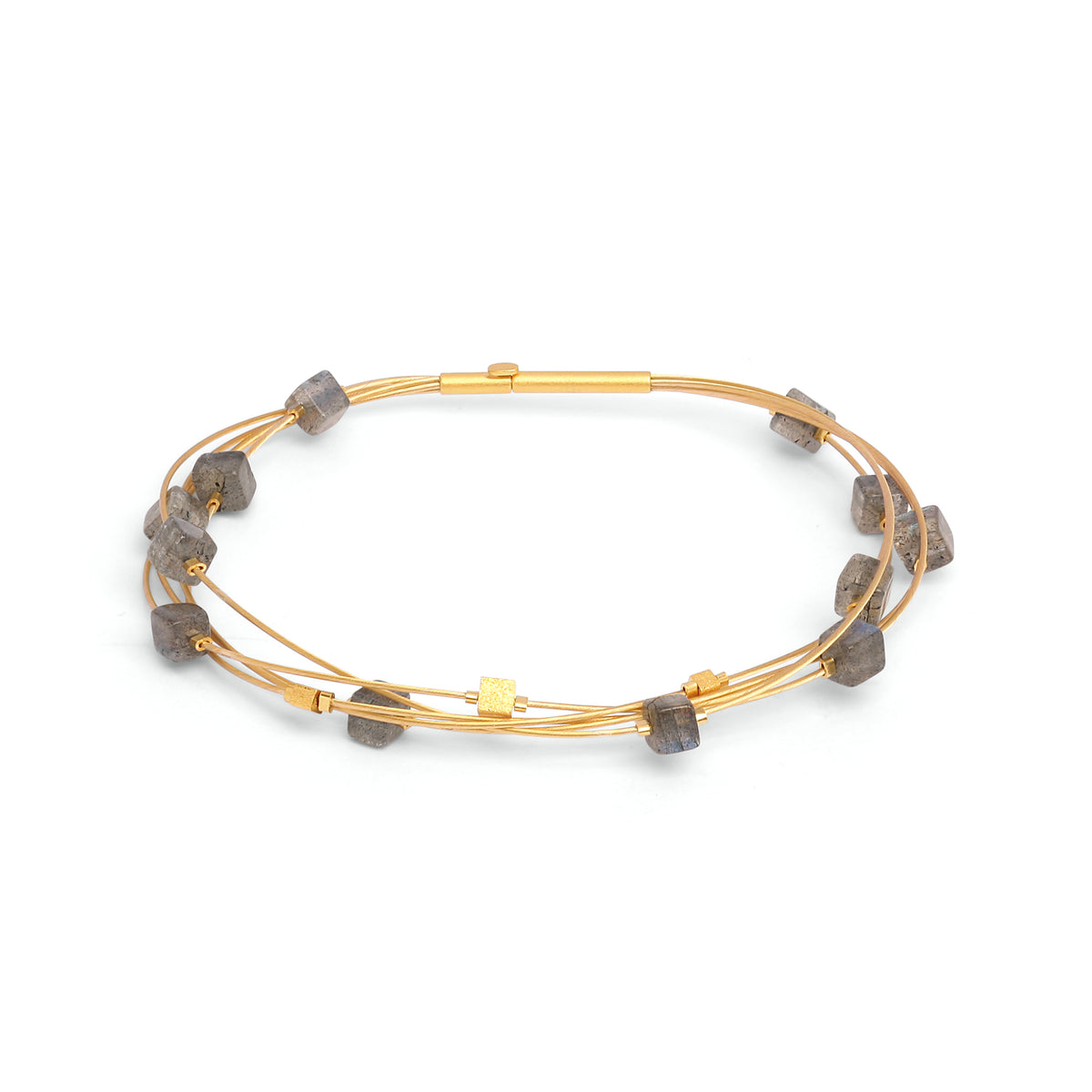 Armreif Lacubia von BERND WOLF aus 24-Karat-goldplattiertem Sterlingsilber mit Labradorit, Designlinie Cubes.