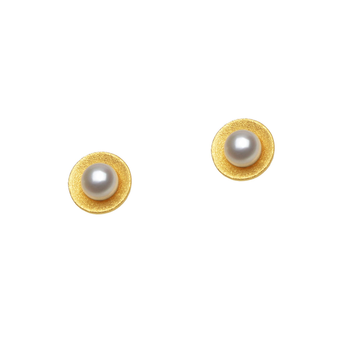 Ohrstecker Casia von BERND WOLF aus 24-Karat-goldplattiertem Sterlingsilber mit Süßwasserperle, Designlinie Basics.