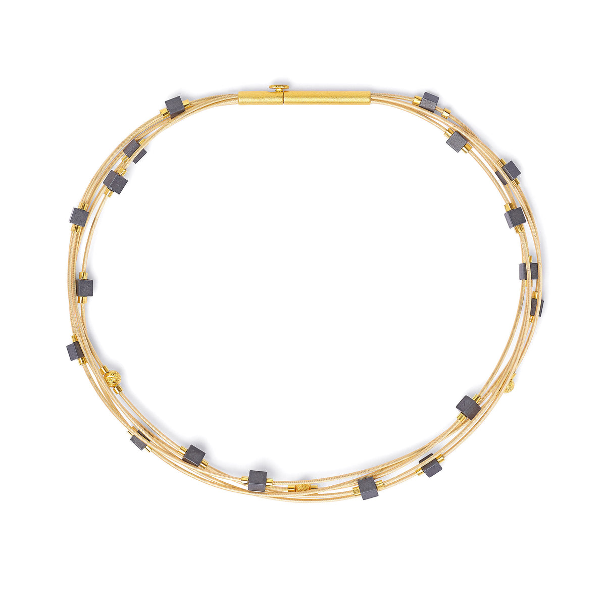 Armreif Cubetina von BERND WOLF aus 24-Karat-goldplattiertem Sterlingsilber mit Hämatin matt, Designlinie Cubes.