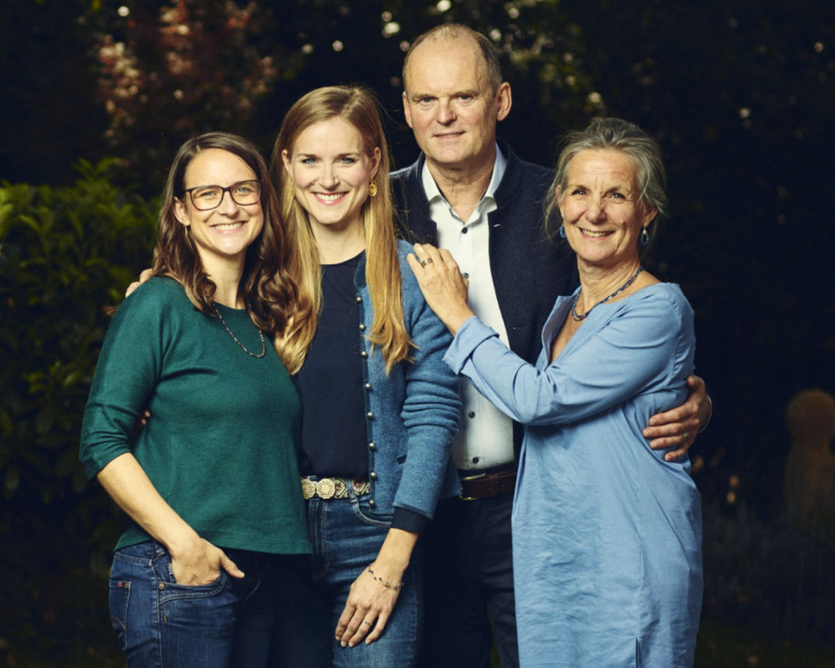 Mitglieder des Designteams der BERND WOLF Schmuckmanufaktur bei einem Gruppenfoto im Außenbereich des Unternehmens.