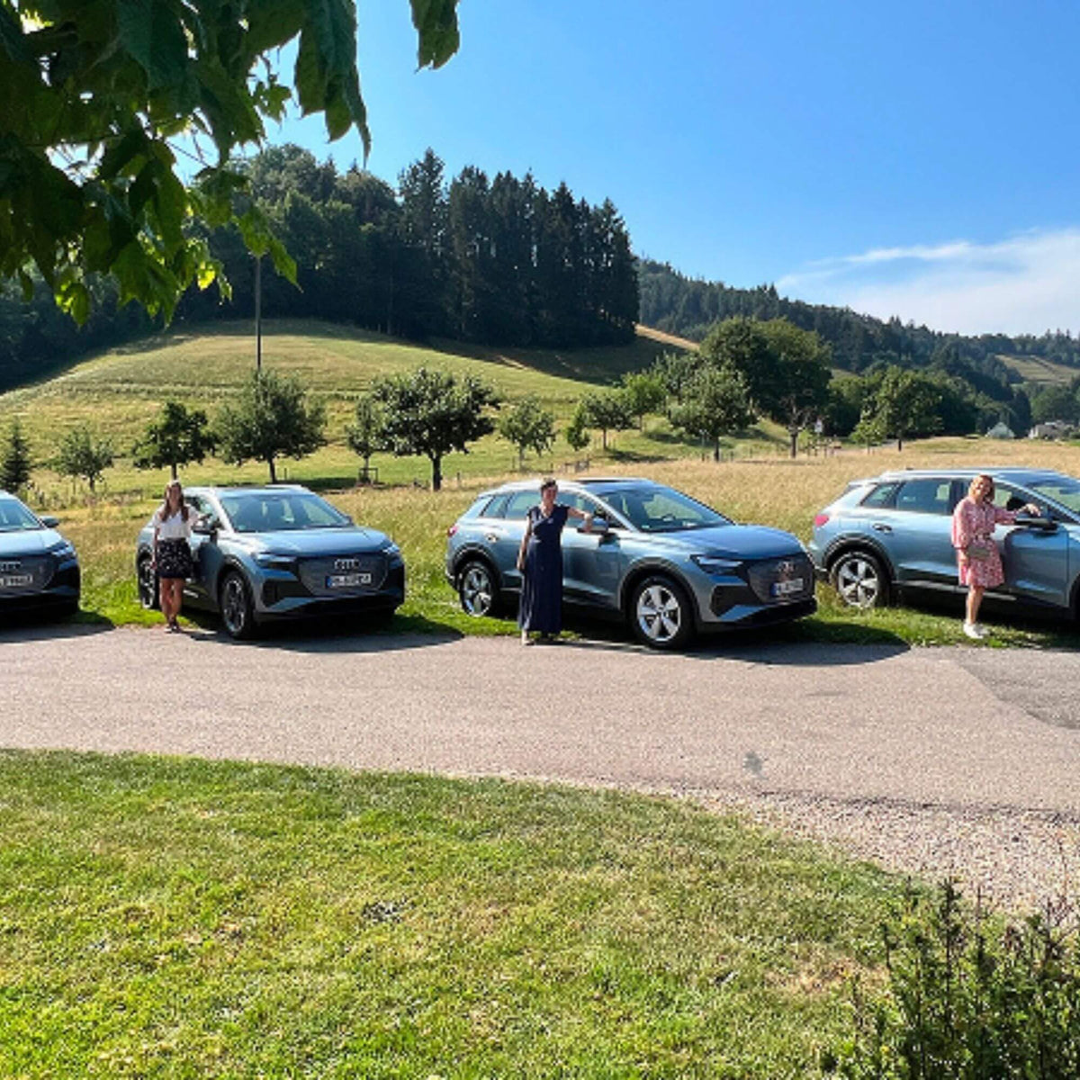 Elektrofahrzeuge von BERND WOLF in ländlicher Umgebung. Das Bild steht für klimafreundliche Mobilität und den nachhaltigen Einsatz von E-Fahrzeugen im Außendienst.