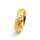 Ring Enno von BERND WOLF aus 24-Karat-goldplattiertem Sterlingsilber mit Süßwasserperle, Designlinie Basics.