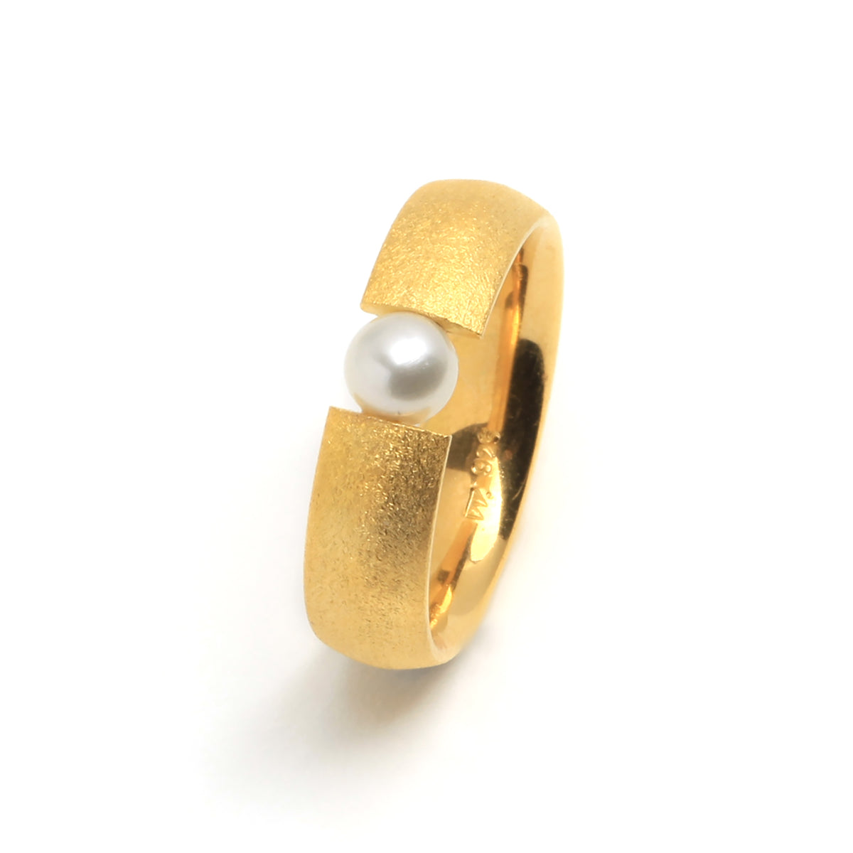 Ring Enno von BERND WOLF aus 24-Karat-goldplattiertem Sterlingsilber mit Süßwasserperle, Designlinie Basics.