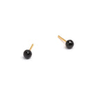 Ohrstecker Kugel von BERND WOLF aus 24-Karat-goldplattiertem Sterlingsilber mit Spinell, Designlinie Specials.