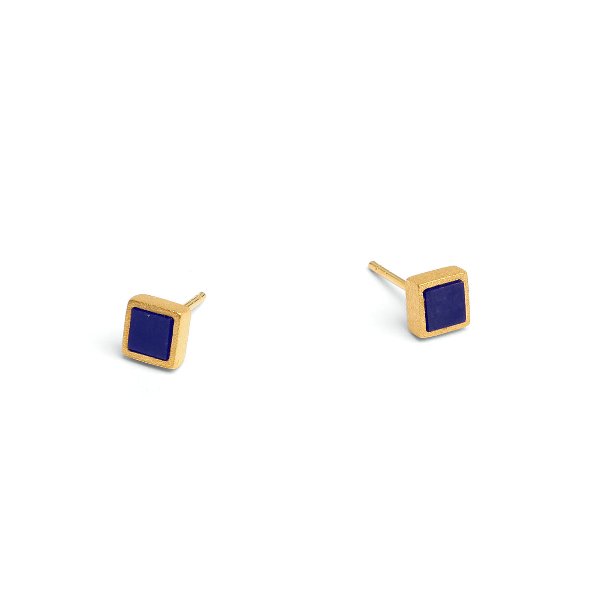 Ohrstecker Planis von BERND WOLF aus 24-Karat-goldplattiertem Sterlingsilber mit Lapislazuli, Designlinie Cubes.