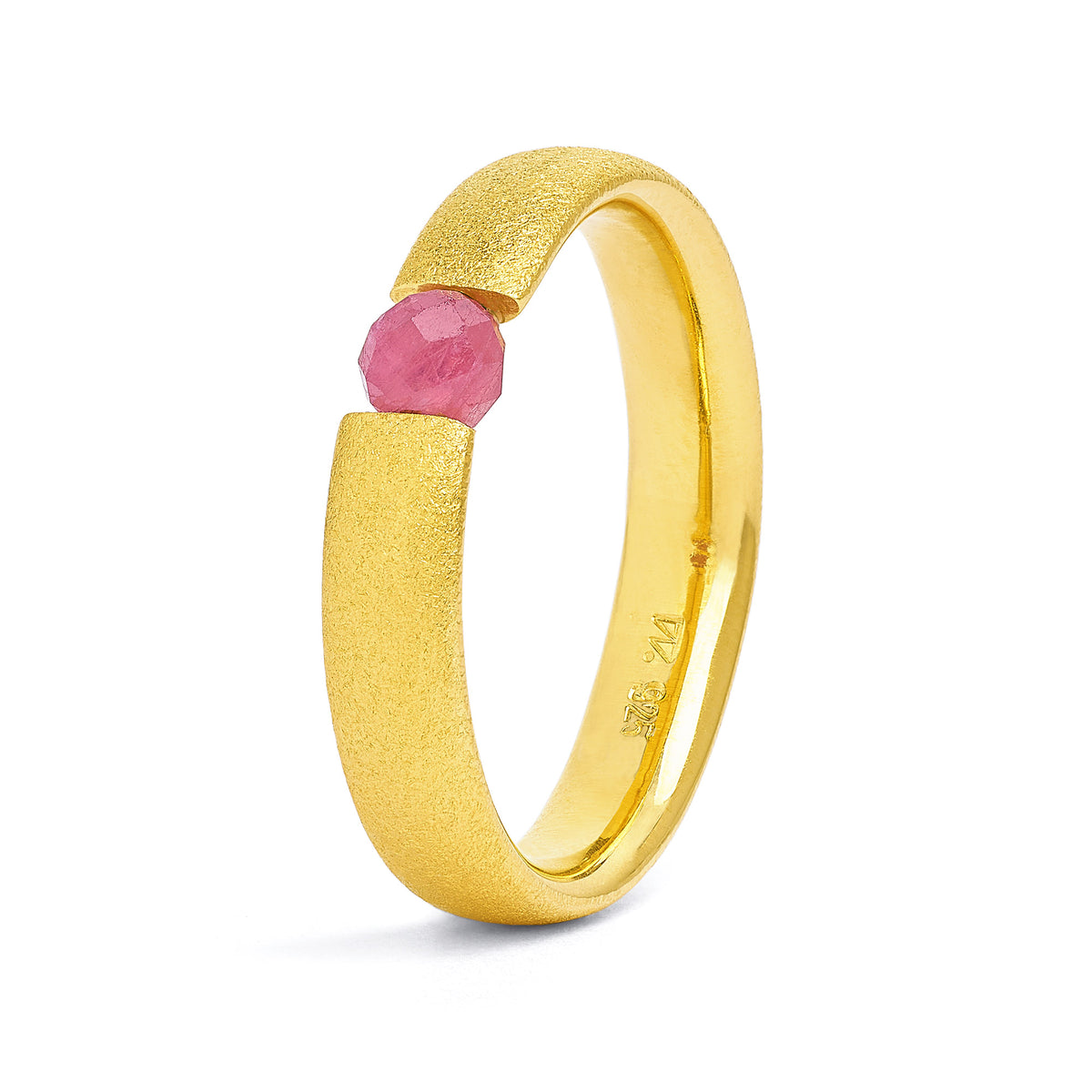 Ring Enas von BERND WOLF aus 24-Karat-goldplattiertem Sterlingsilber mit Turmalin pink, Designlinie Basics.