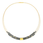 Collier Plania von BERND WOLF aus 24-Karat-goldplattiertem Sterlingsilber mit Rubin-Zoisit.