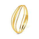 Armreif Sideswing von BERND WOLF aus 24-Karat-goldplattiertem Sterlingsilber mit Zirkonia, Designlinie Swing.