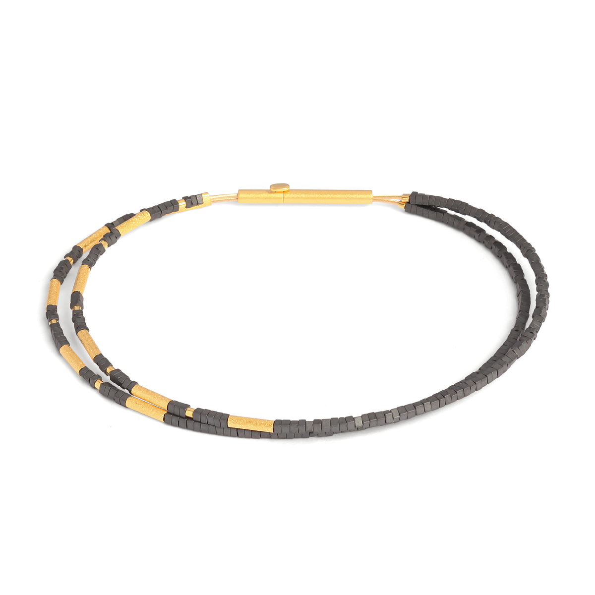 Armreif Clini von BERND WOLF aus 24-Karat-goldplattiertem Sterlingsilber mit Hämatin matt, Designlinie Cleopatra.
