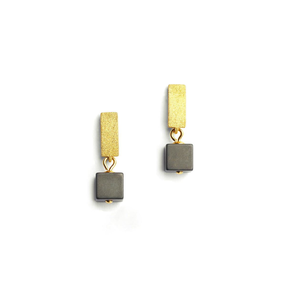 Ohrhänger Cubelli von BERND WOLF aus 24-Karat-goldplattiertem Sterlingsilber mit Hämatin matt, Designlinie Cubes.