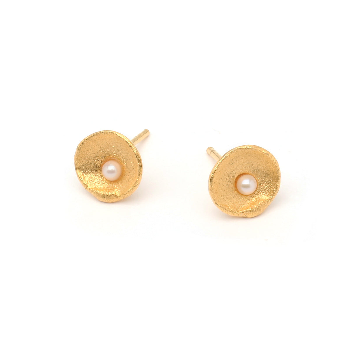 Ohrstecker Clamis von BERND WOLF aus 24-Karat-goldplattiertem Sterlingsilber mit Süßwasserperle, Designlinie Maritim.