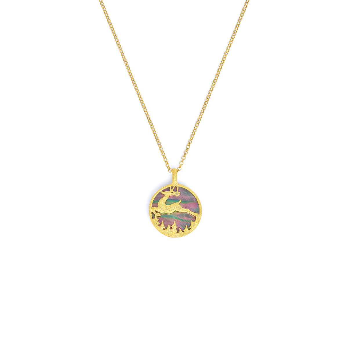 Kette mit Anhänger Hirsch von BERND WOLF aus 24-Karat-goldplattiertem Sterlingsilber mit schwarzer Perlmutt, Designlinie Bergwelt.