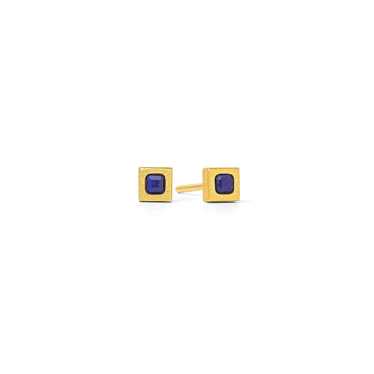 Ohrstecker Cusi von BERND WOLF aus 24-Karat-goldplattiertem Sterlingsilber mit Lapislazuli, Designlinie Cubes.