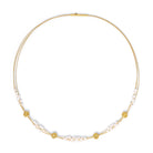 Collier Rosalinde von BERND WOLF aus 24-Karat-goldplattiertem Sterlingsilber mit Süßwasserperle, Designlinie Rose.