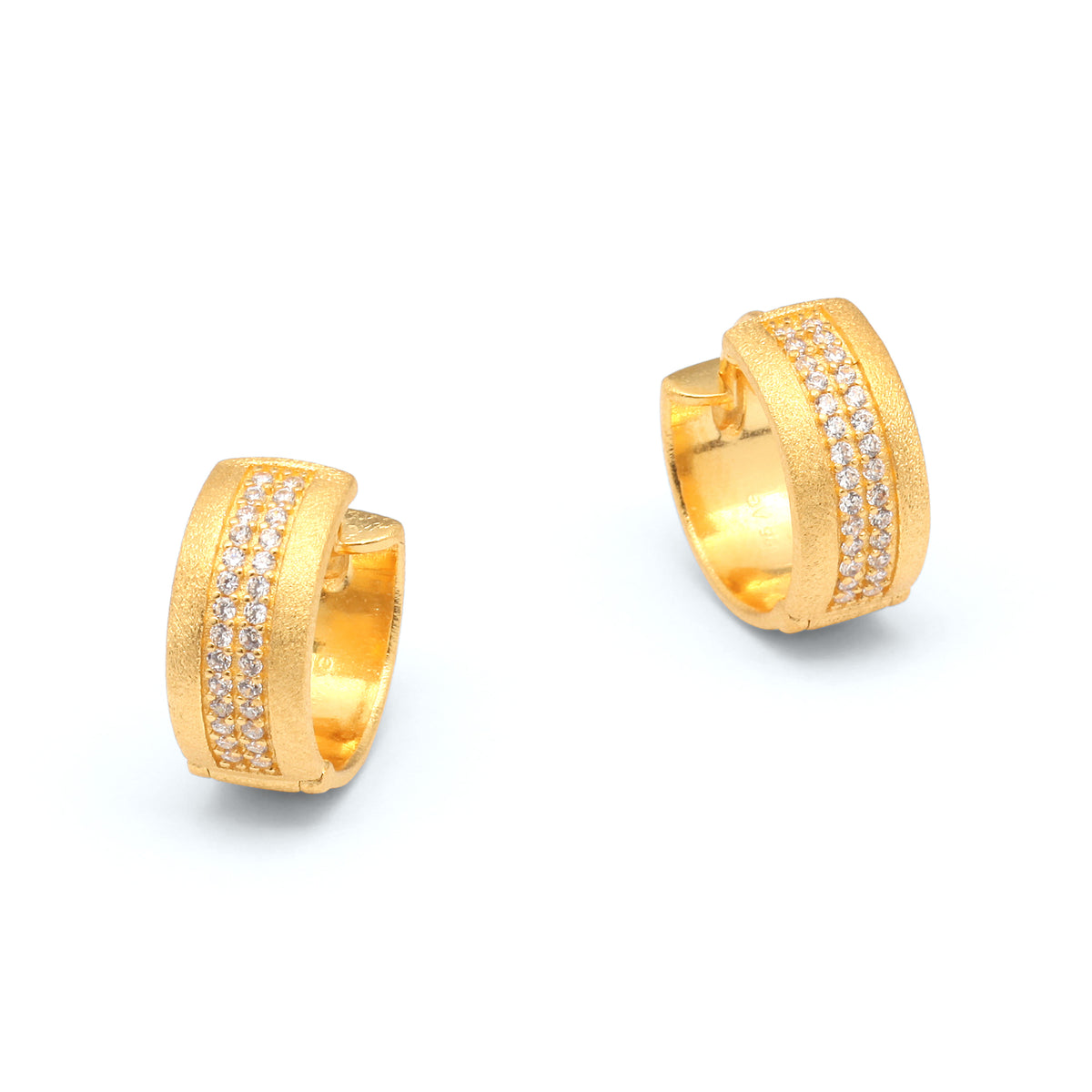 Creolen Pascala von BERND WOLF aus 24-Karat-goldplattiertem Sterlingsilber mit Zirkonia, Designlinie Pavé Zirkonia.
