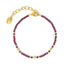 Armkette Cuseni von BERND WOLF aus 24-Karat-goldplattiertem Sterlingsilber mit Granat, Designlinie Cubes.