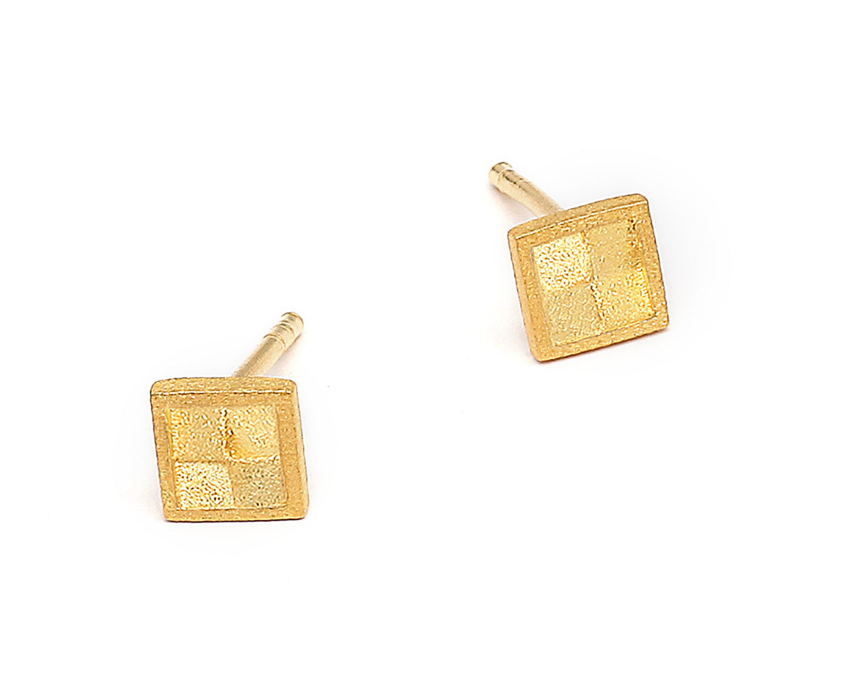 Ohrstecker Carini von BERND WOLF aus 24-Karat-goldplattiertem Sterlingsilber, Designlinie Mosaik.