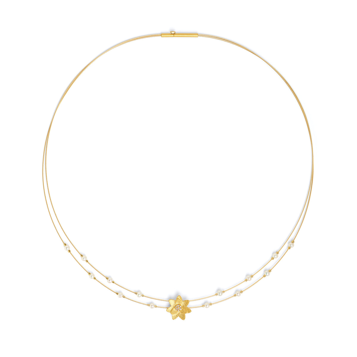 Collier Hortisa von BERND WOLF aus 24-Karat-goldplattiertem Sterlingsilber mit Süßwasserperle, Designlinie Hortensia.