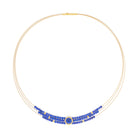 Collier Castigliano von BERND WOLF aus 24-Karat-goldplattiertem Sterlingsilber mit Lapislazuli, Designlinie Twisted.