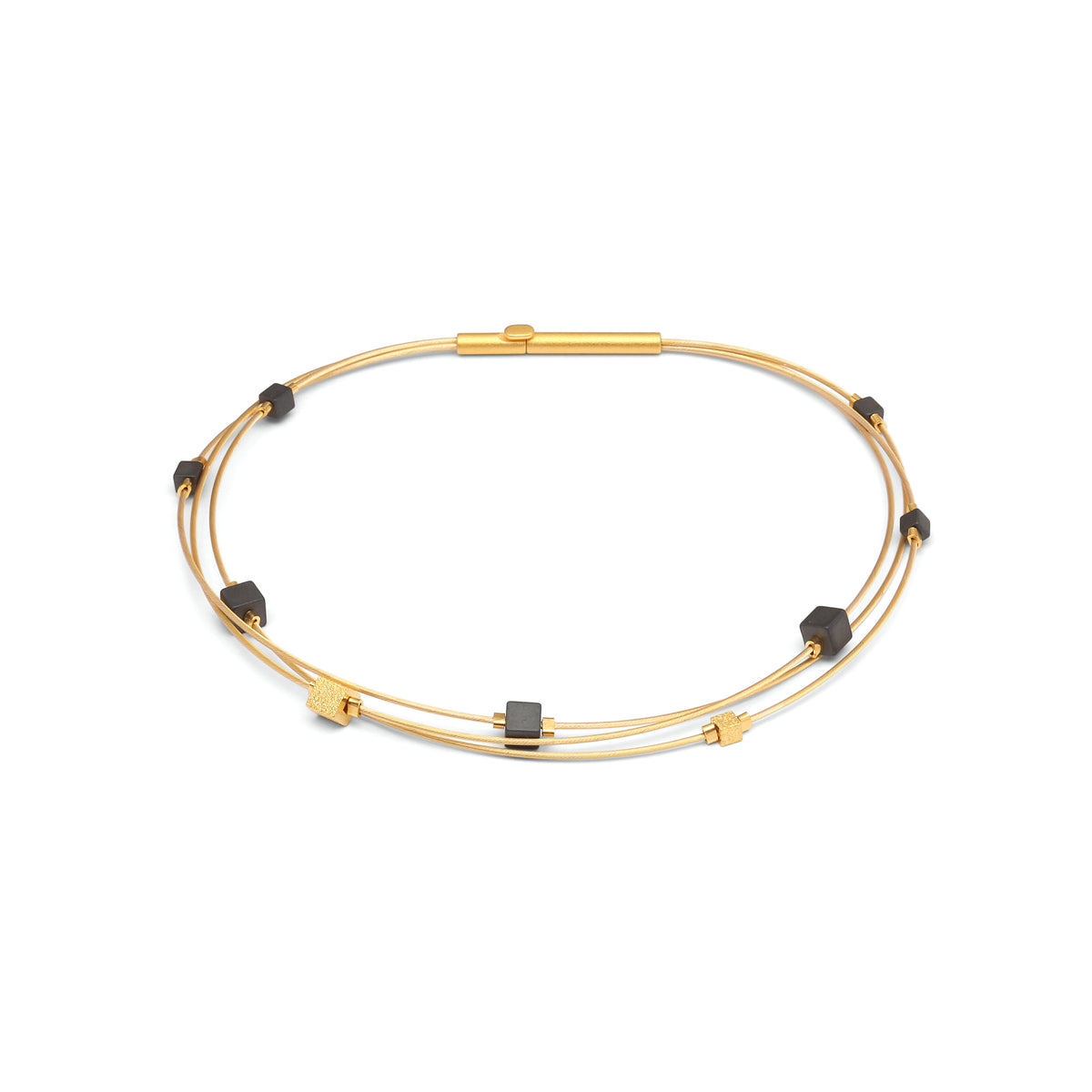 Armreif Lacuba von BERND WOLF aus 24-Karat-goldplattiertem Sterlingsilber mit Hämatin matt, Designlinie Cubes.