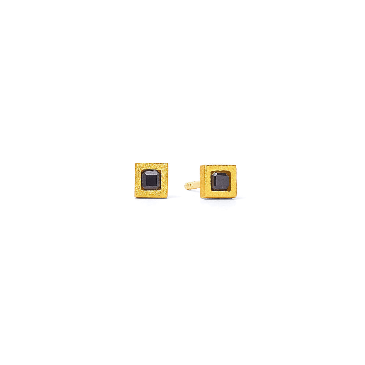 Ohrstecker Cusi von BERND WOLF aus 24-Karat-goldplattiertem Sterlingsilber mit Spinell, Designlinie Cubes.