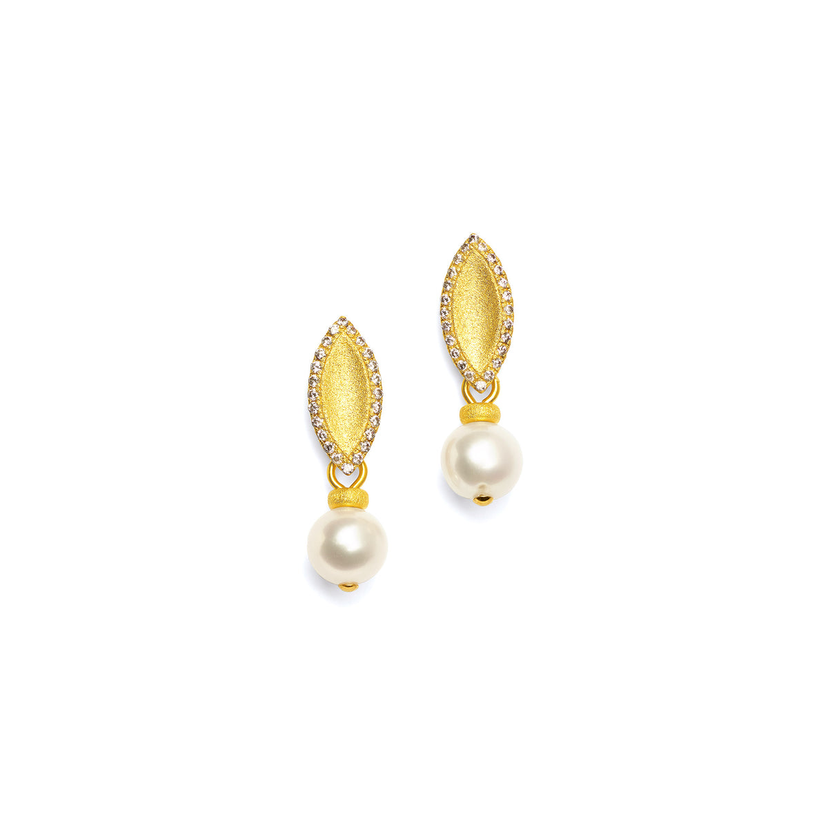 Ohrhänger Navina von BERND WOLF aus 24-Karat-goldplattiertem Sterlingsilber mit Süßwasserperle, Designlinie Navette.