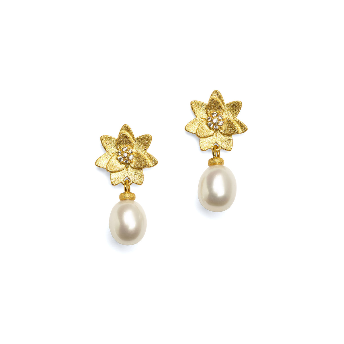 Ohrhänger Hortensia von BERND WOLF aus 24-Karat-goldplattiertem Sterlingsilber mit Süßwasserperle, Designlinie Hortensia.