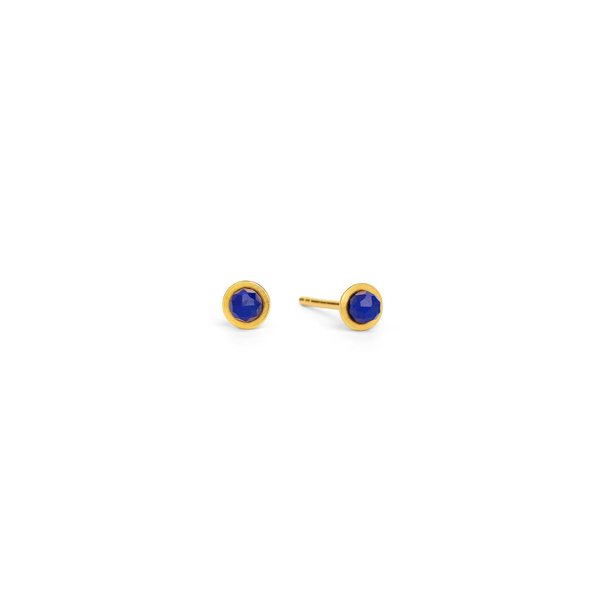 Ohrstecker Banni von BERND WOLF aus 24-Karat-goldplattiertem Sterlingsilber mit Lapislazuli, Designlinie Basics.